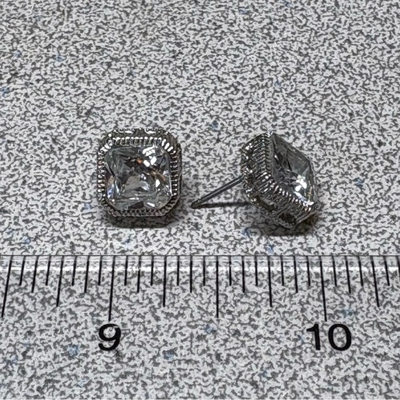 Pretty Vintage Silver Stud Earrings - Picture 4 of 9